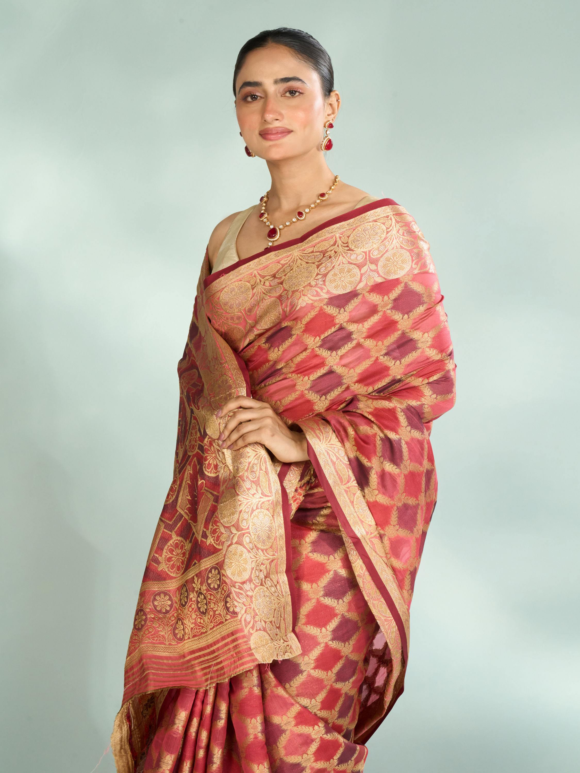 Mohey Women Splendid Coral Saree