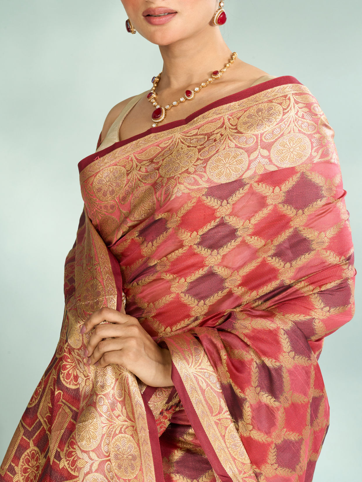 Mohey Women Splendid Coral Saree