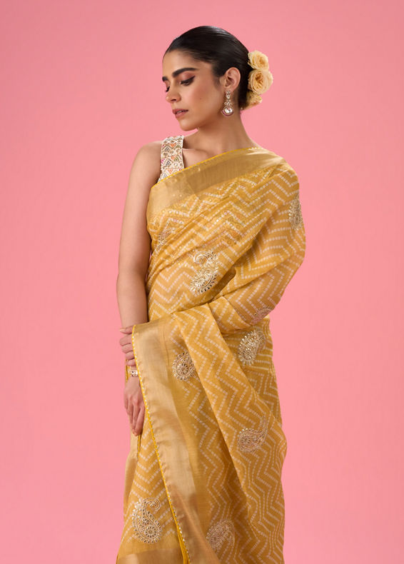 Mohey Women Ebullient Yellow Saree