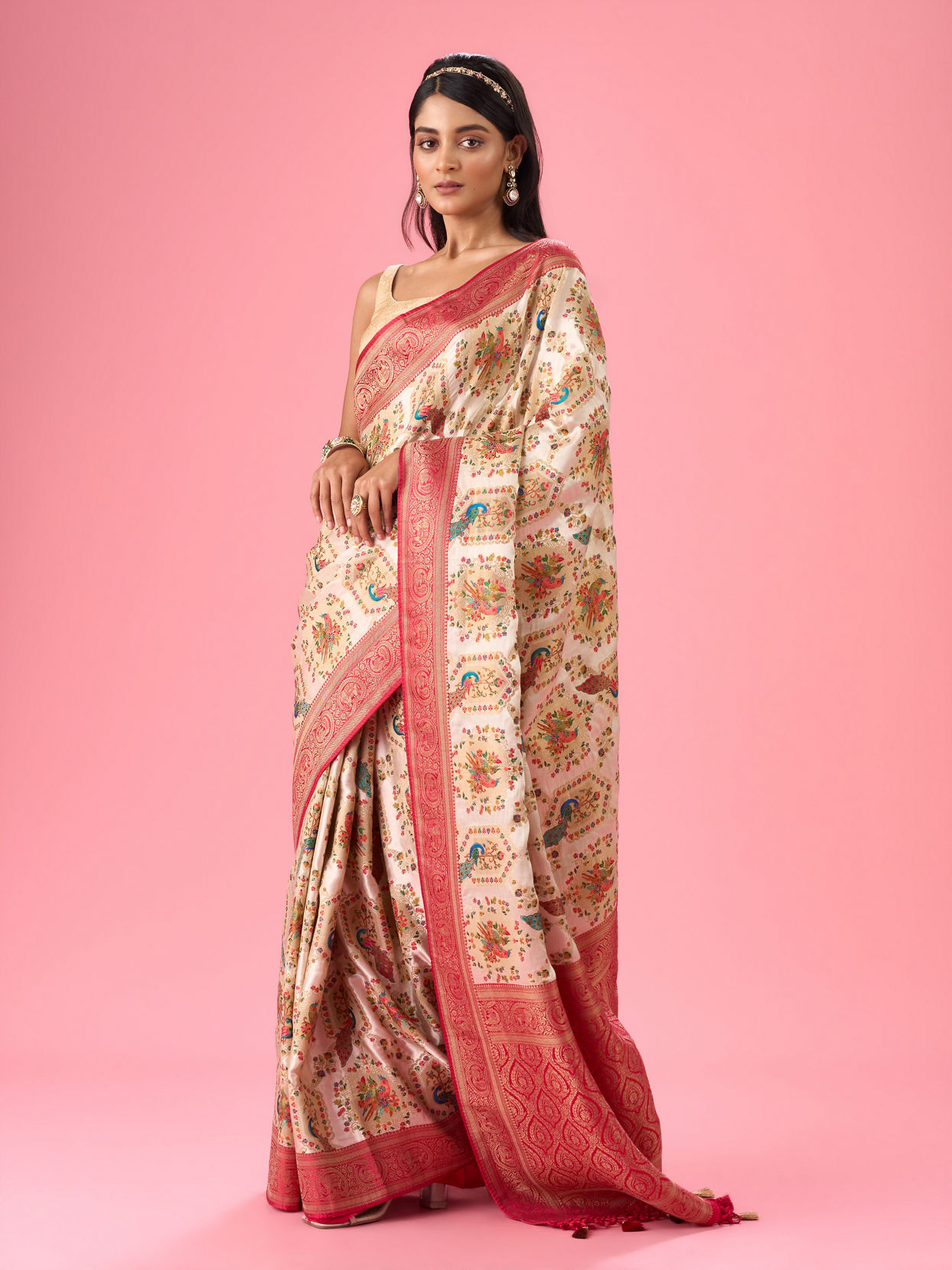 Mohey Women Dazzling Cream Banarasi Saree Ensemble