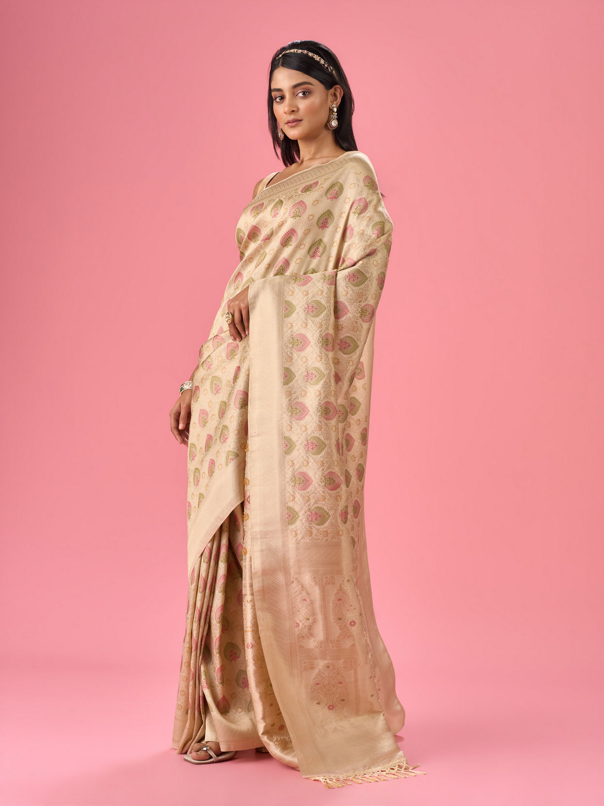 Mohey Women Cream Elegance Saree