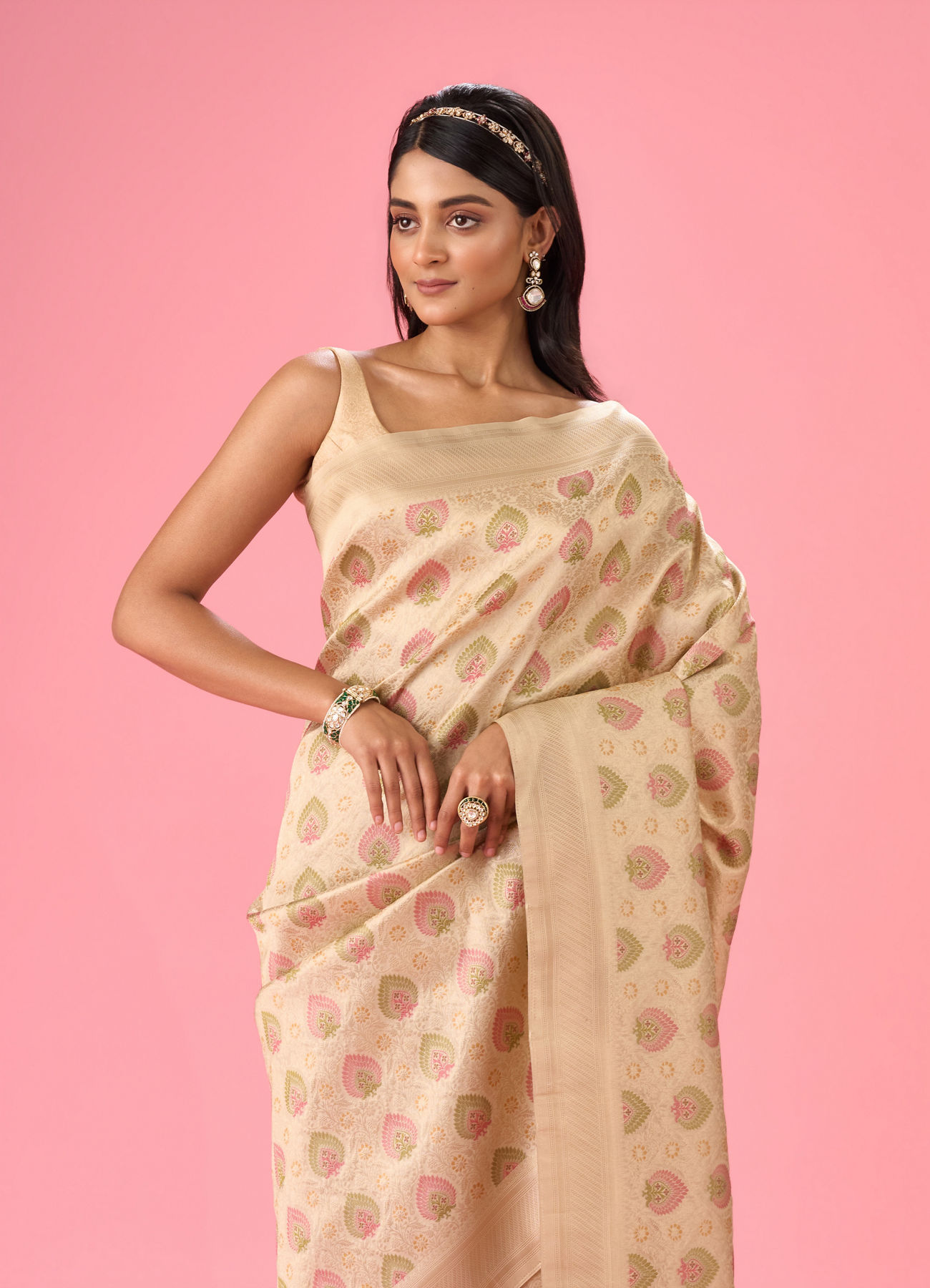Mohey Women Cream Elegance Saree