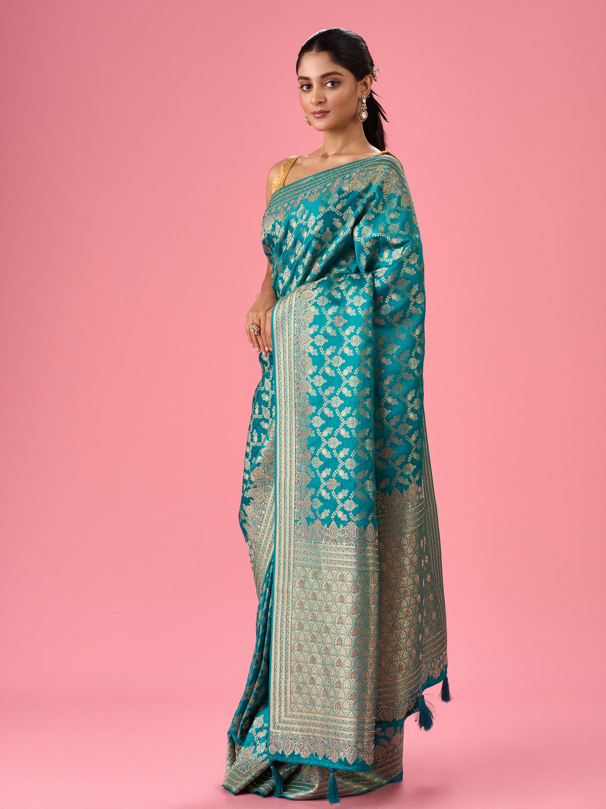 Mohey Women Luxurious Rama Green Saree