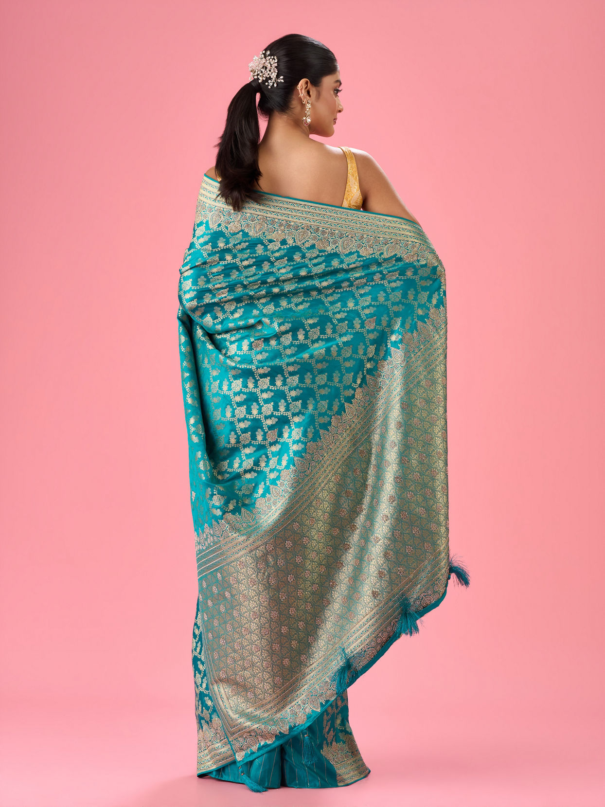 Mohey Women Luxurious Rama Green Saree