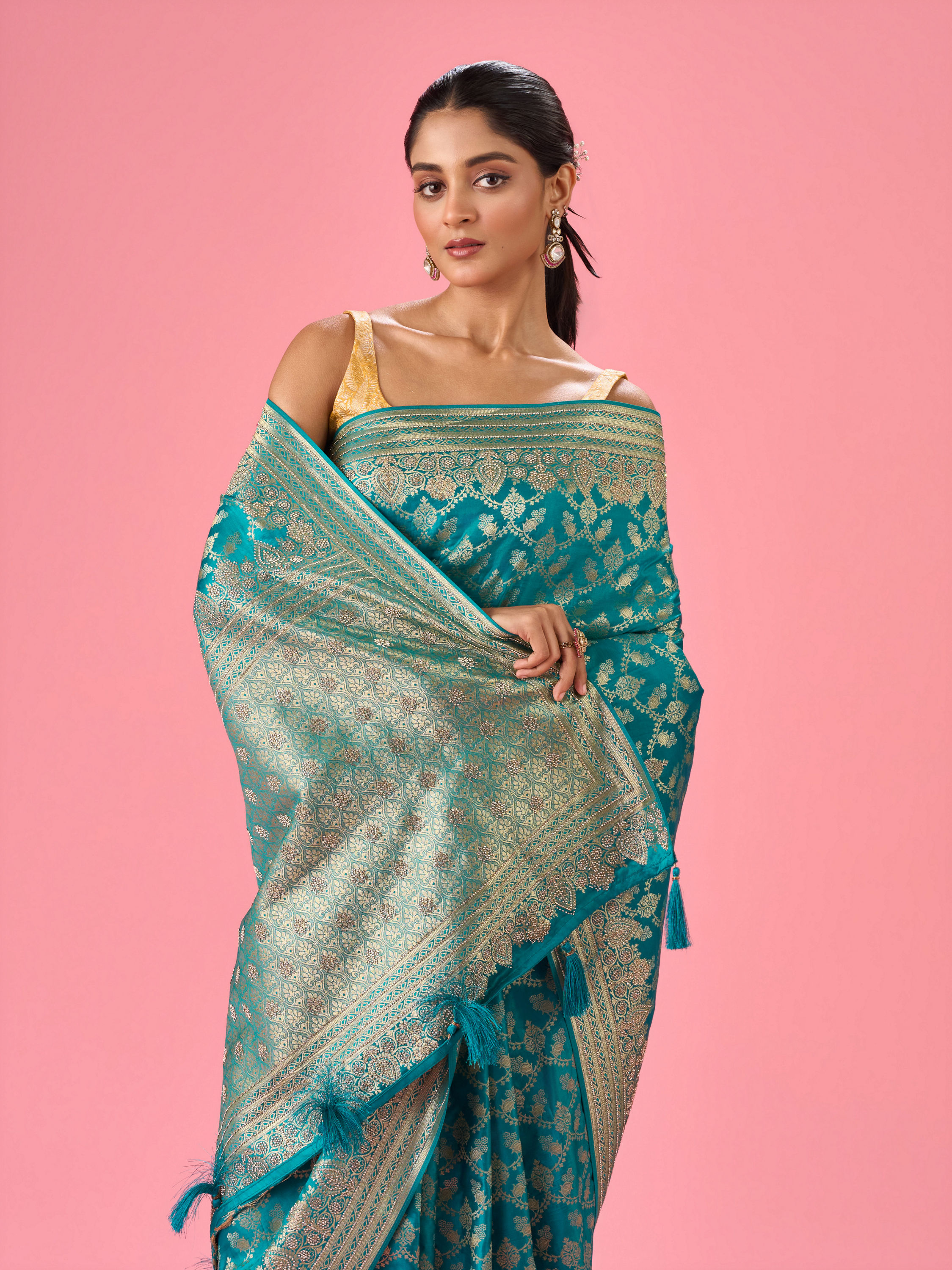 Mohey Women Luxurious Rama Green Saree