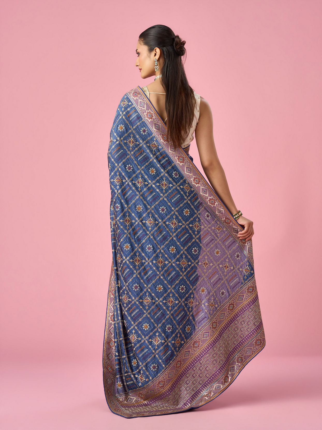 Mohey Women Grey Silk Saree with Stone Work