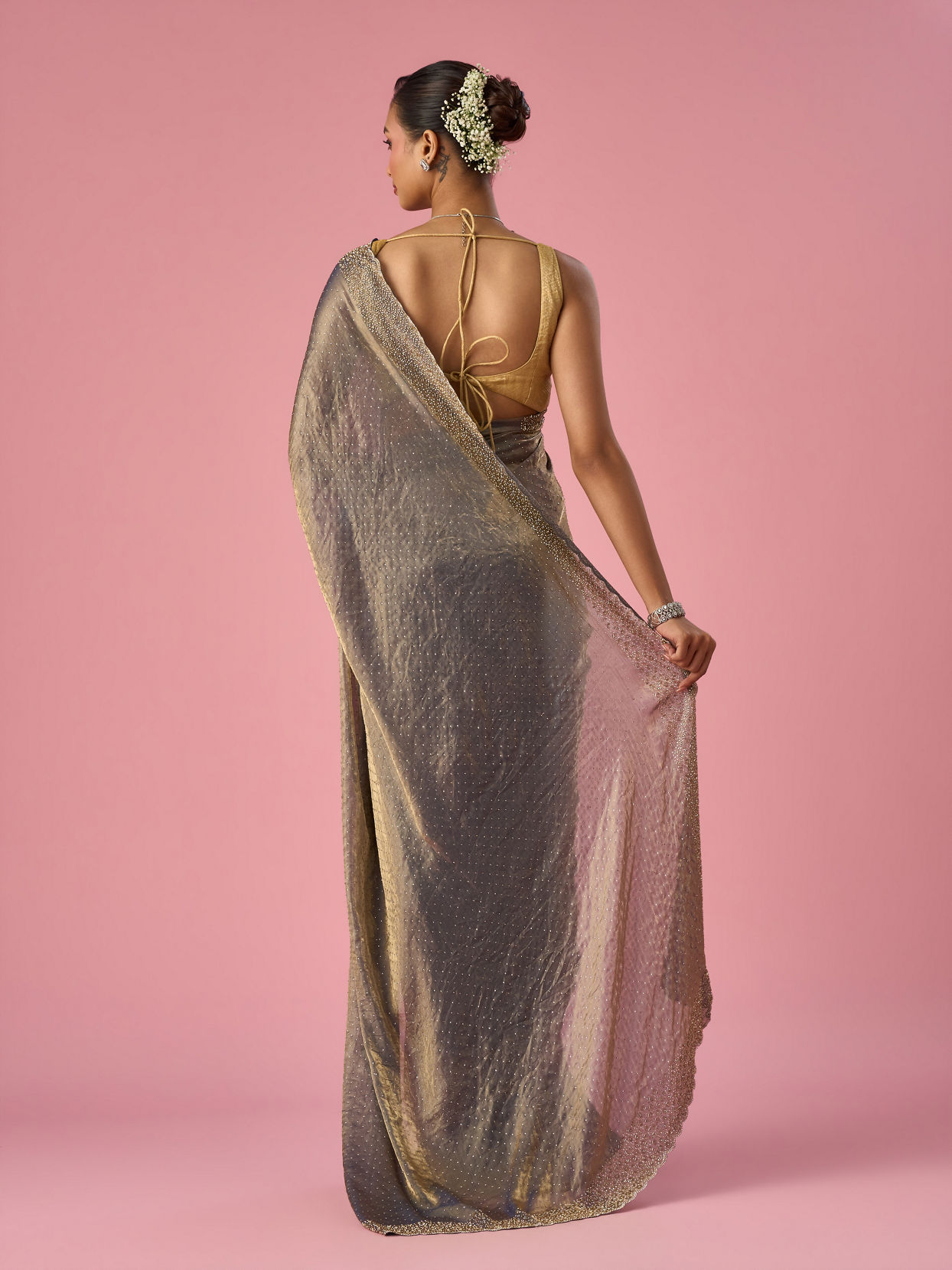 Mohey Women Grey Organza Saree with Cutdana Work
