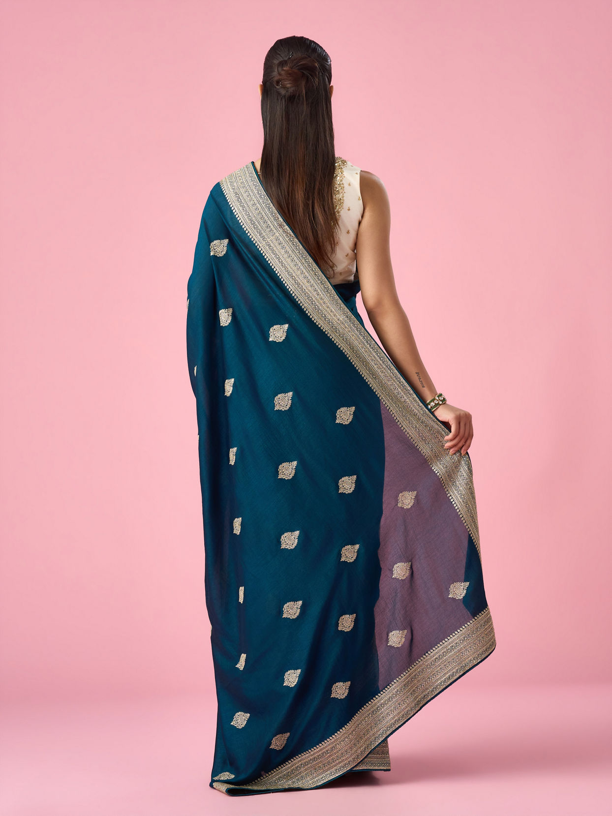 Mohey Women Blue Silk Saree with Zari Work
