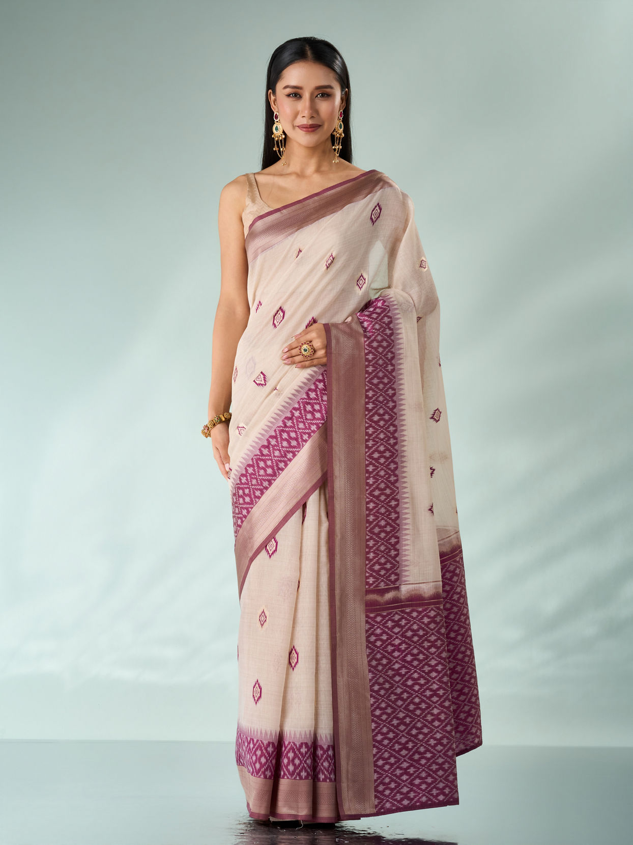 Mohey Women Purple Silk Saree with Weave