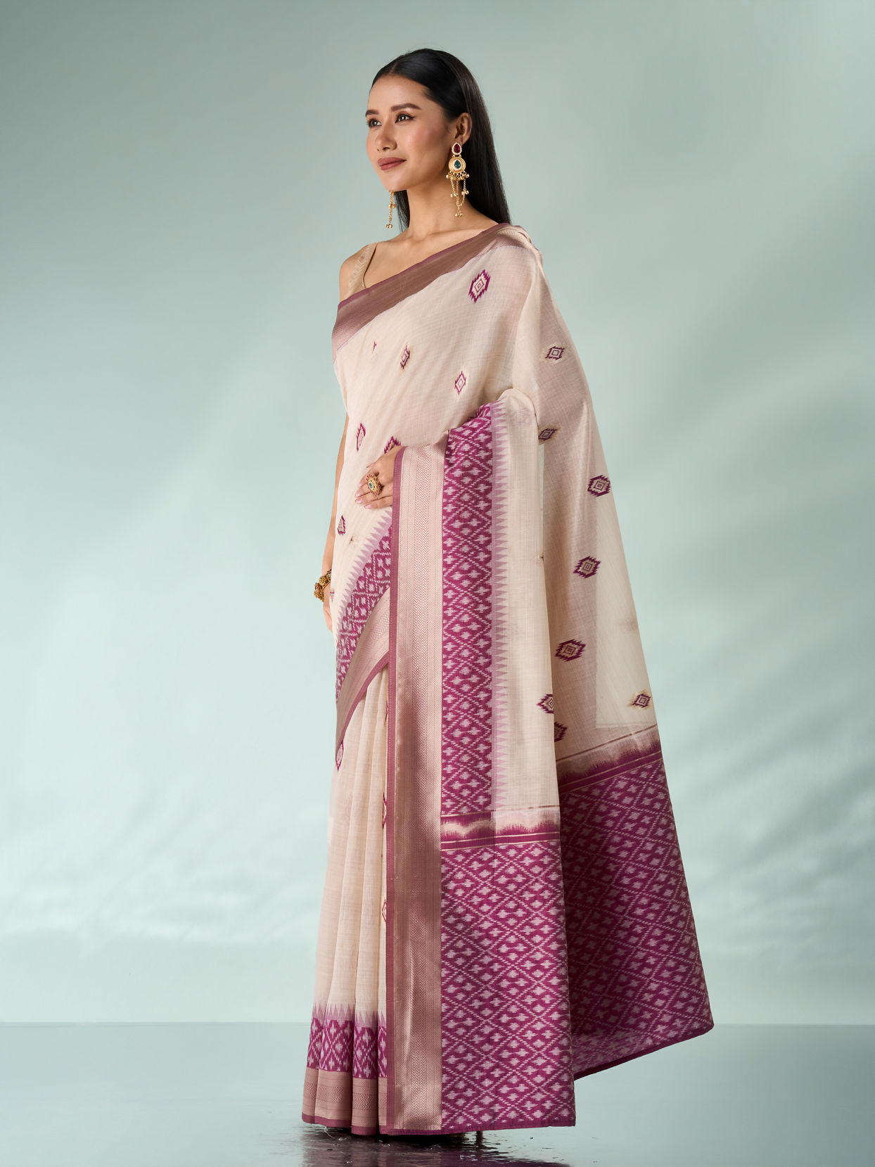 Mohey Women Purple Silk Saree with Weave