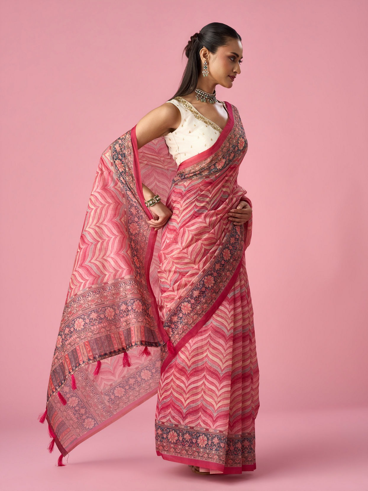 Mohey Women Pink Blended Cotton Saree with Floral Print