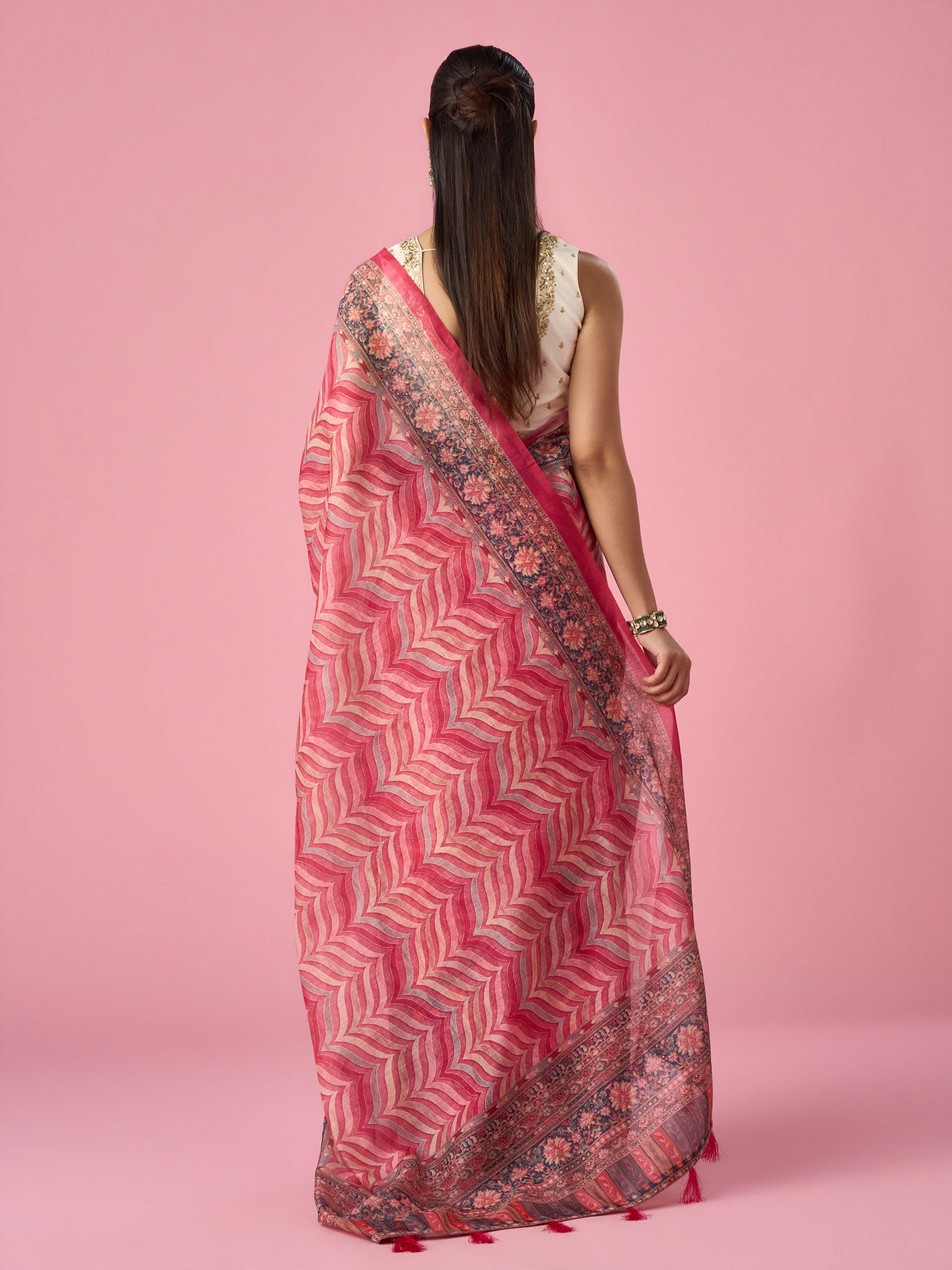 Mohey Women Pink Blended Cotton Saree with Floral Print