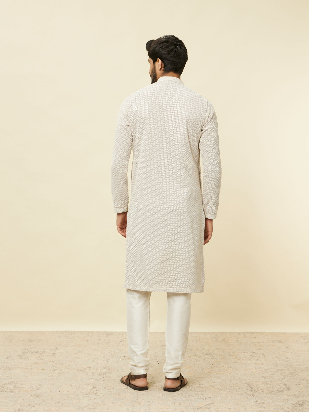 alt message - Manyavar Men Glacier Grey Chikankari Kurta Set image number 5