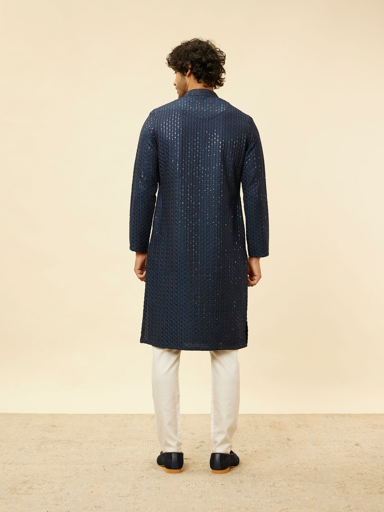 alt message - Manyavar Men Indigo Blue Petal String Patterned Kurta Set image number 5