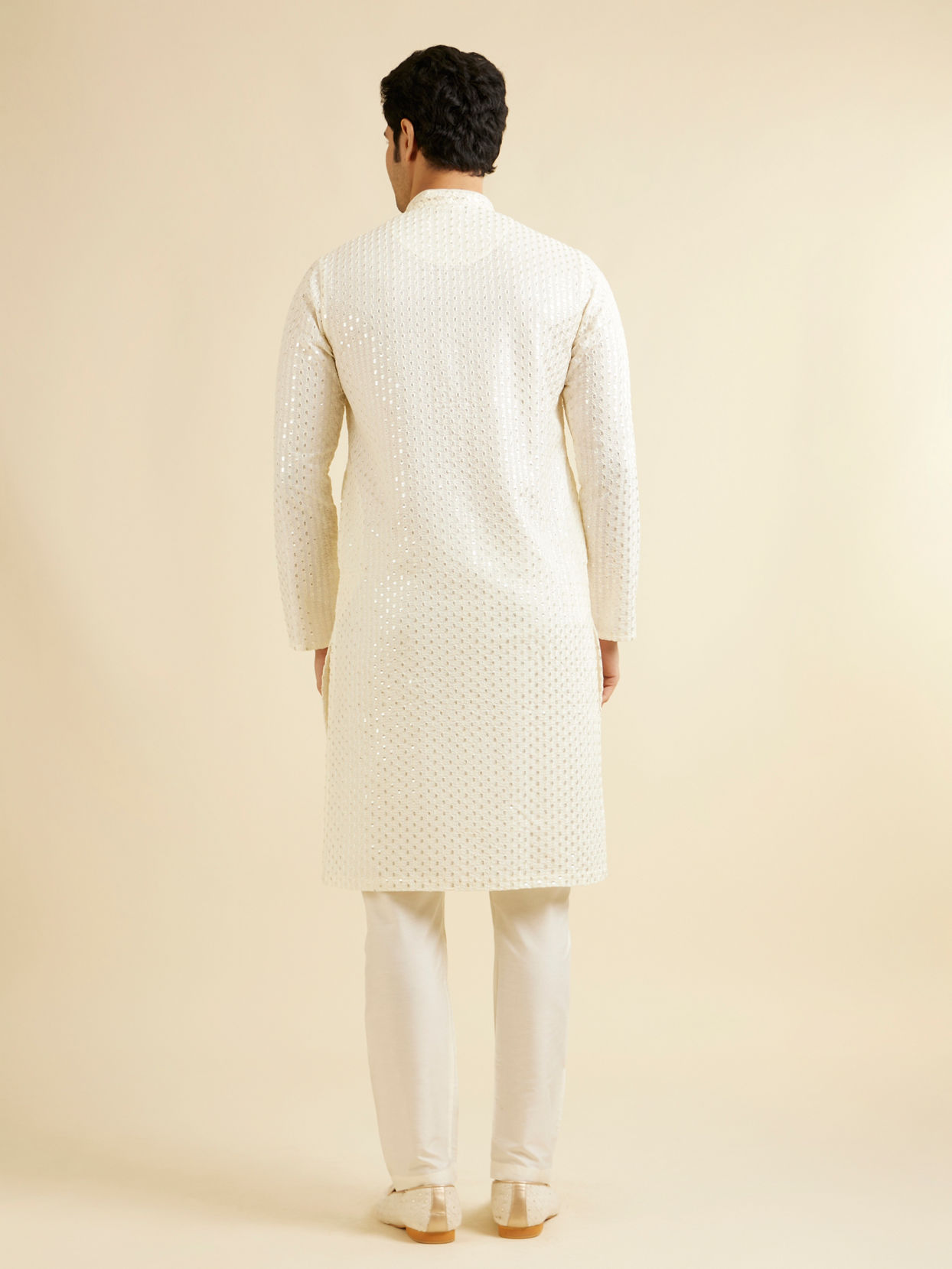 alt message - Manyavar Men Warm White Petal String Patterned Kurta Set with Mirror Work image number 4