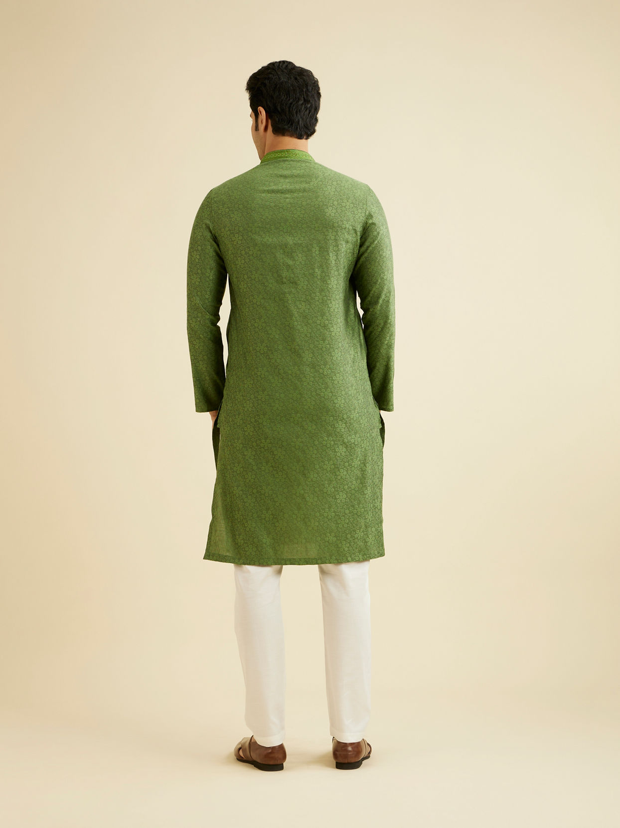 alt message - Manyavar Men Soft Green Bel Buti Patterned Kurta Set image number 5