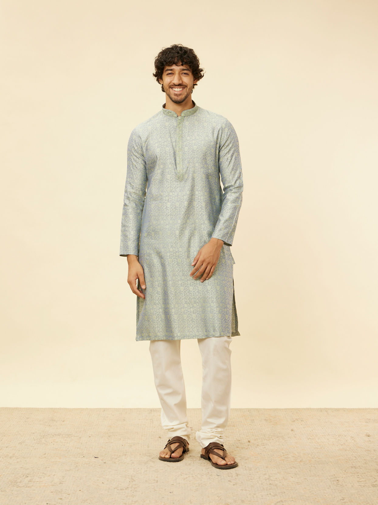 alt message - Manyavar Men Glacier Grey Bel Buti Patterned Kurta Set image number 2