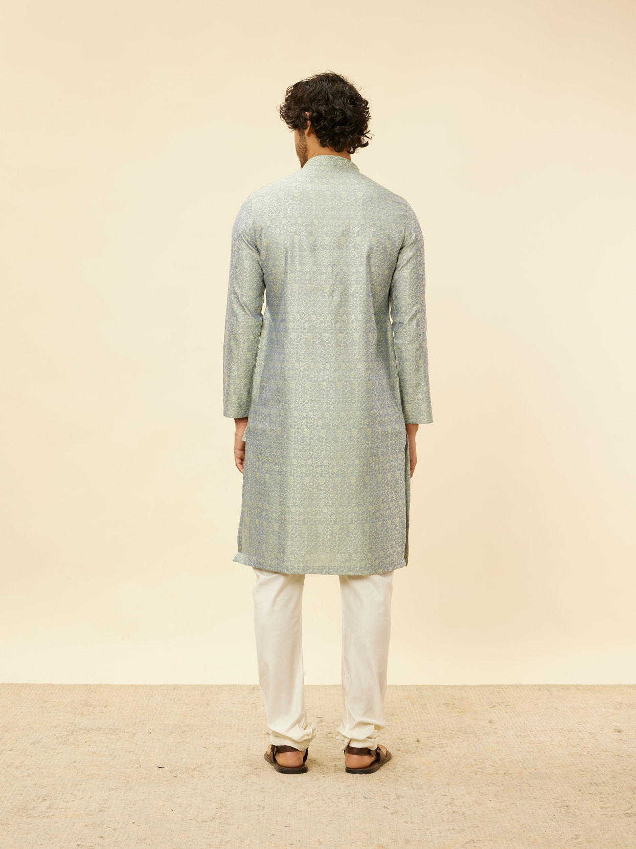 alt message - Manyavar Men Glacier Grey Bel Buti Patterned Kurta Set image number 4