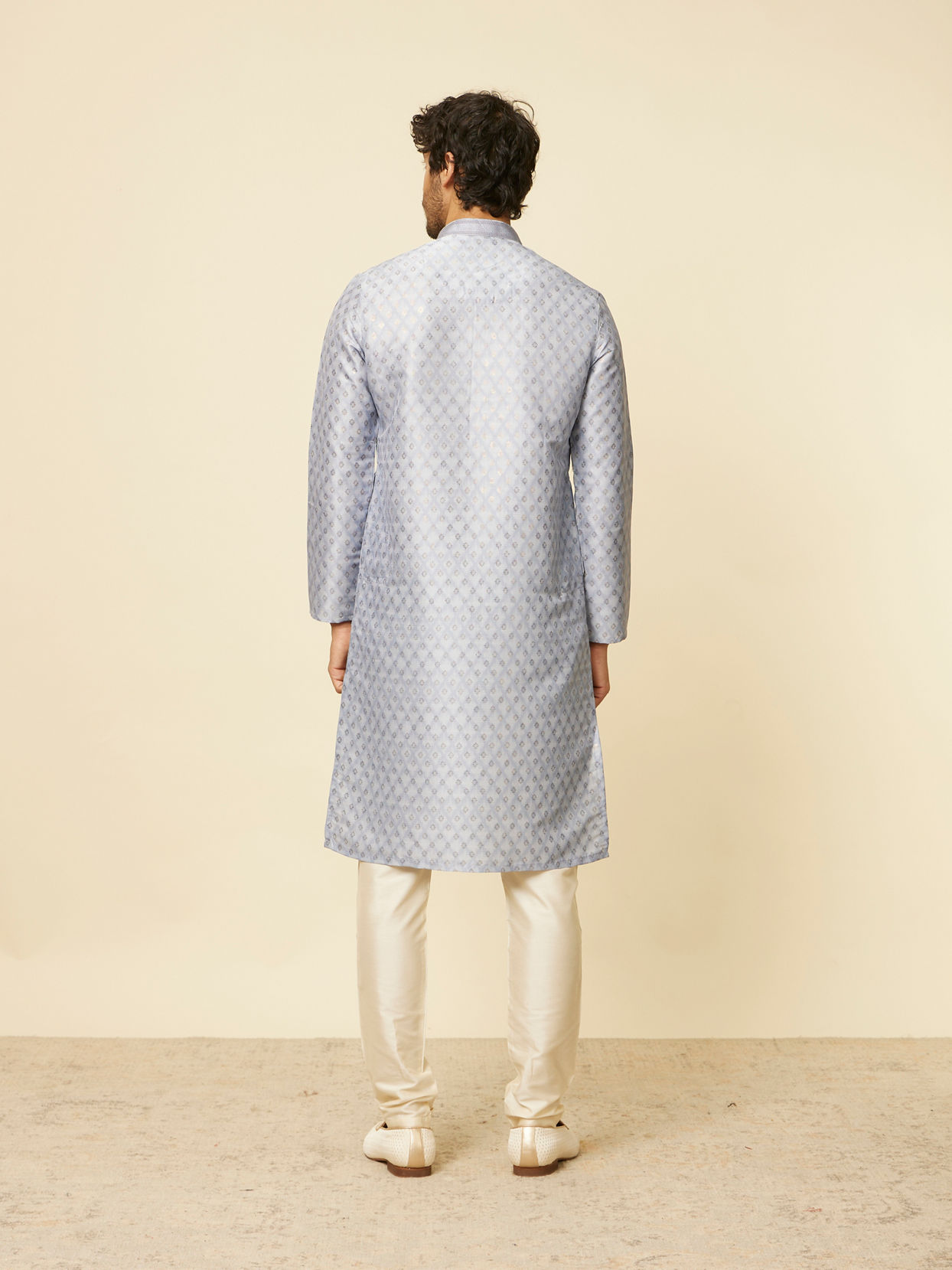 alt message - Manyavar Men Light Grey Grid Patterned Kurta Set image number 4