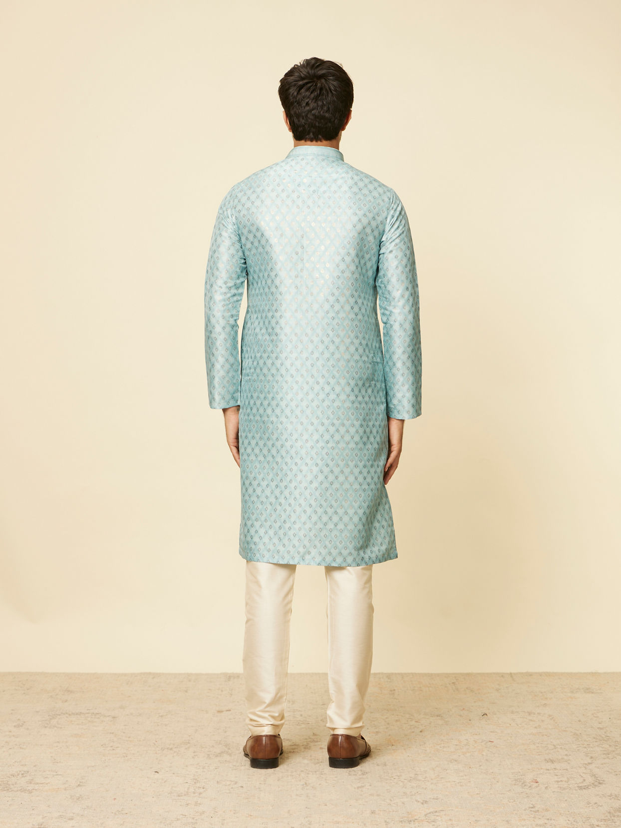 alt message - Manyavar Men Aqua Green Grid Patterned Kurta Set image number 4