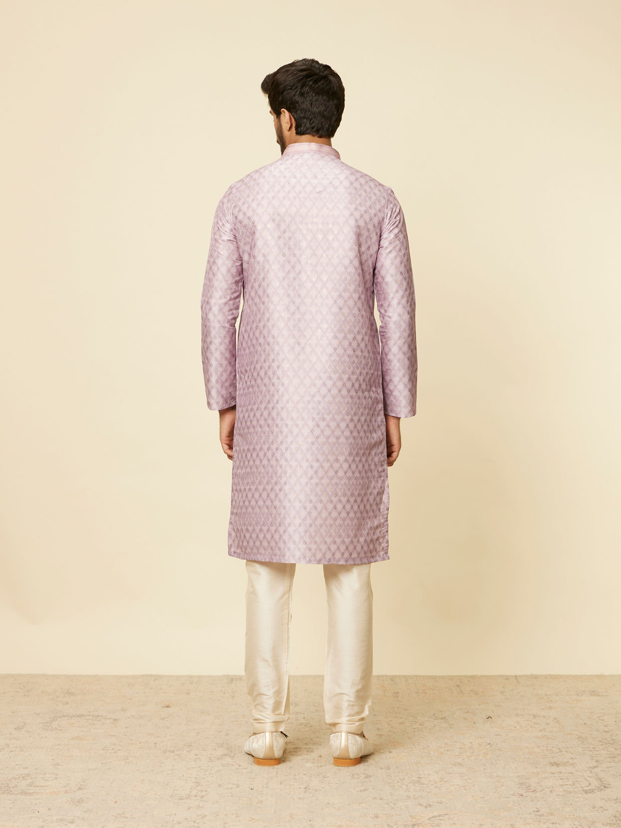 alt message - Manyavar Men Dusty Pink Grid Patterned Kurta Set image number 4