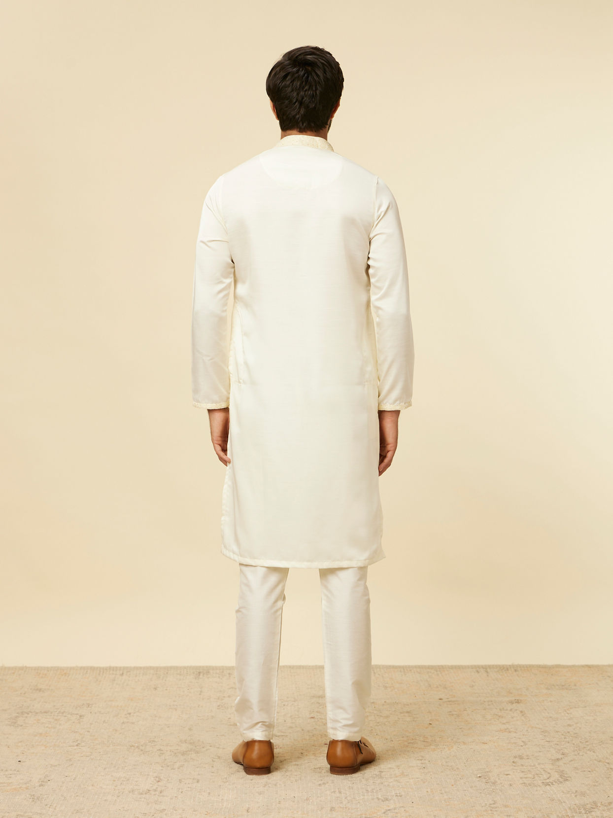 alt message - Manyavar Men Warm White Sequinned Striped Kurta Set image number 5