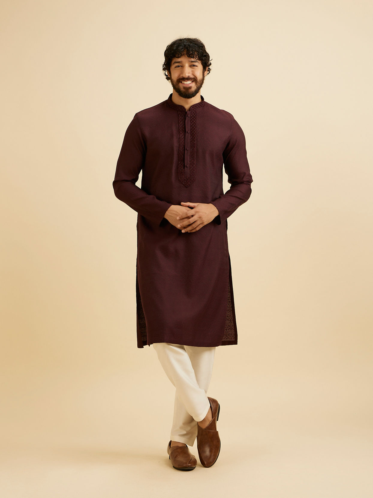 Manyavar Men Wine Red Bel Buti Patterned Kurta Set image number 2