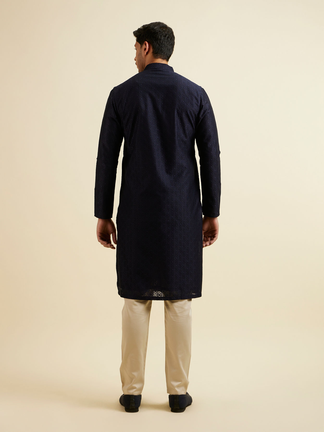 alt message - Manyavar Men Dark Blue Self Patterned Kurta Set image number 4