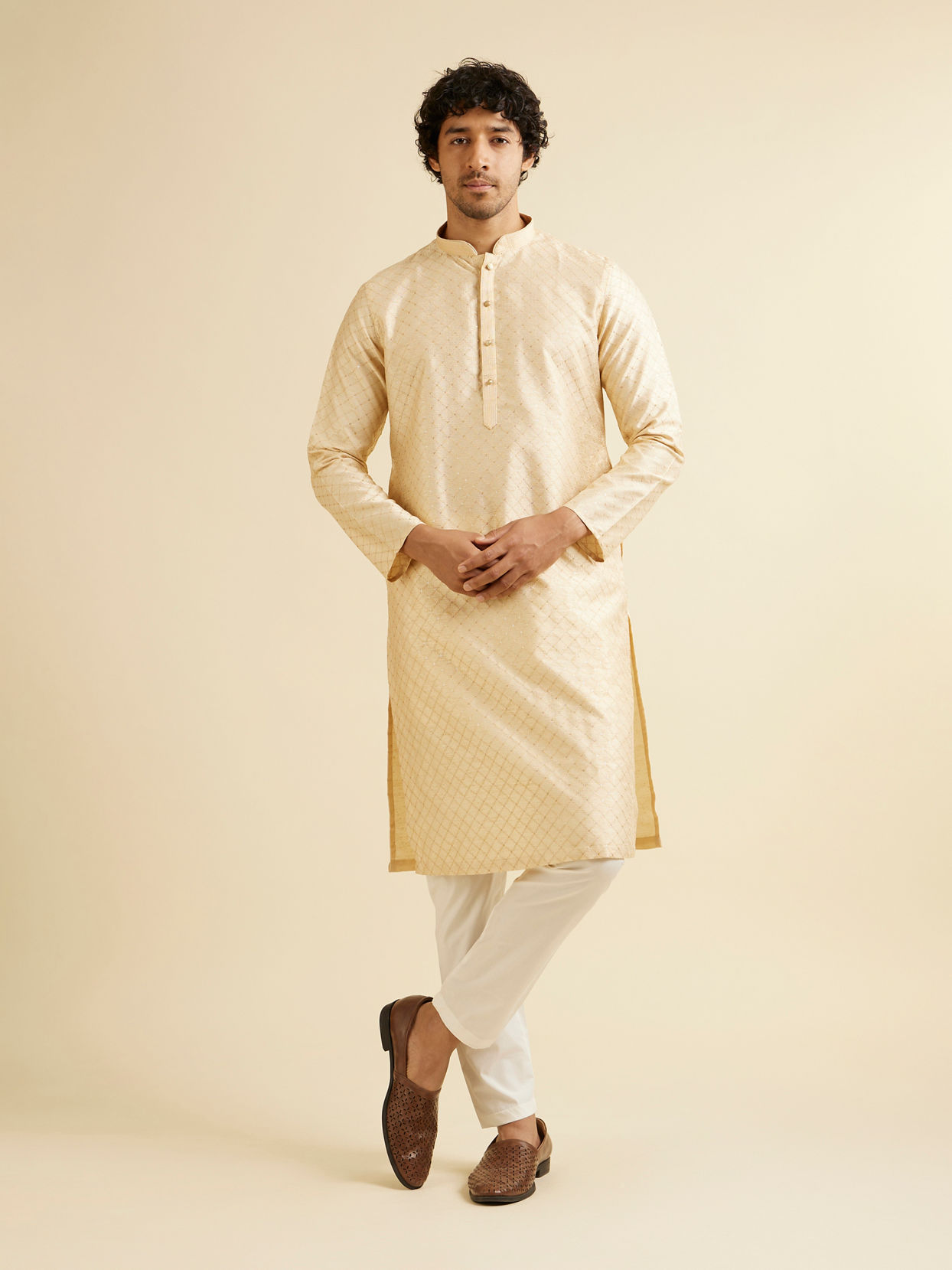 alt message - Manyavar Men Sand Beige Lattice Patterned Kurta Set image number 4