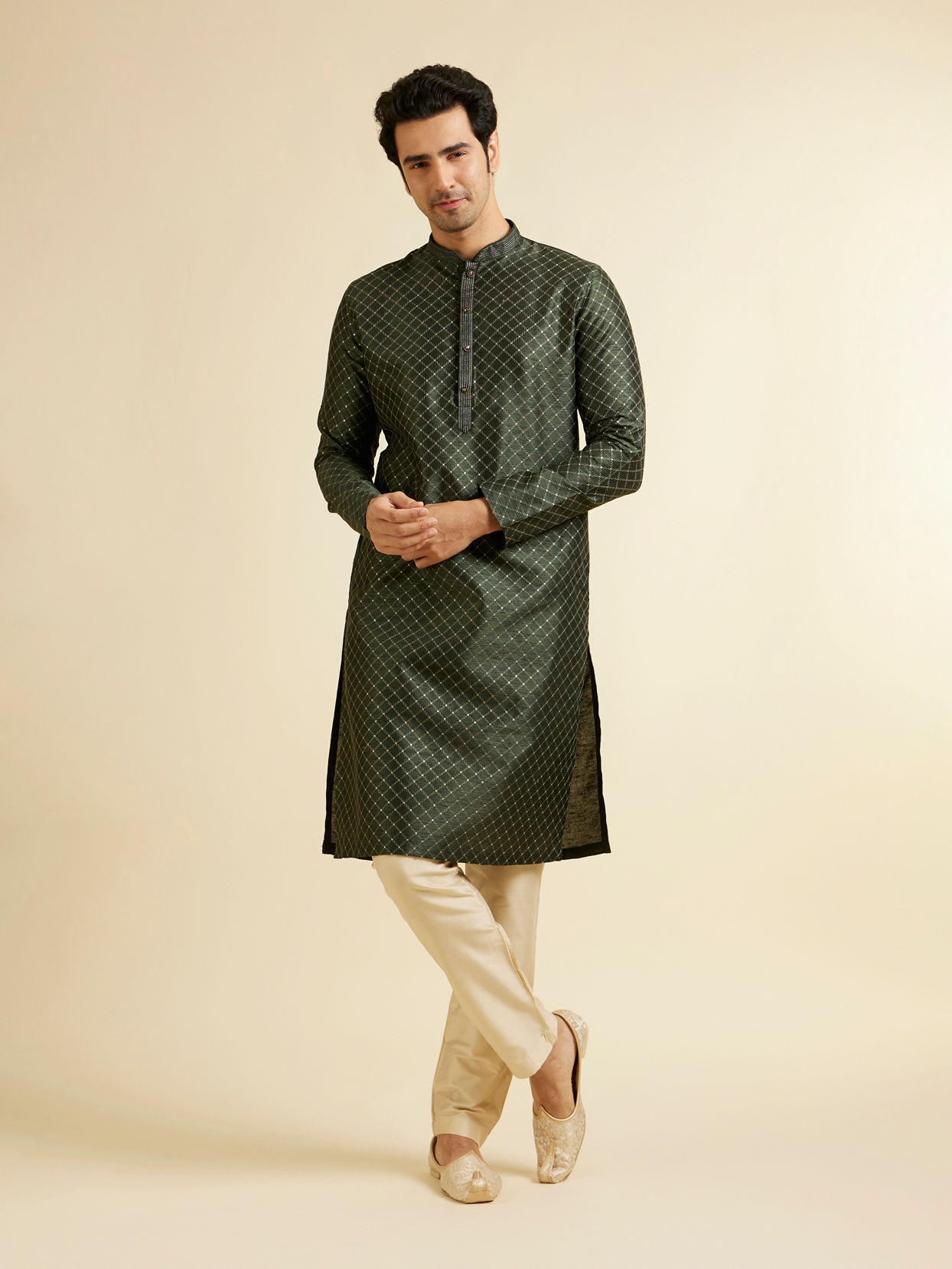 alt message - Manyavar Men Dark Green Lattice Patterned Kurta Set image number 2