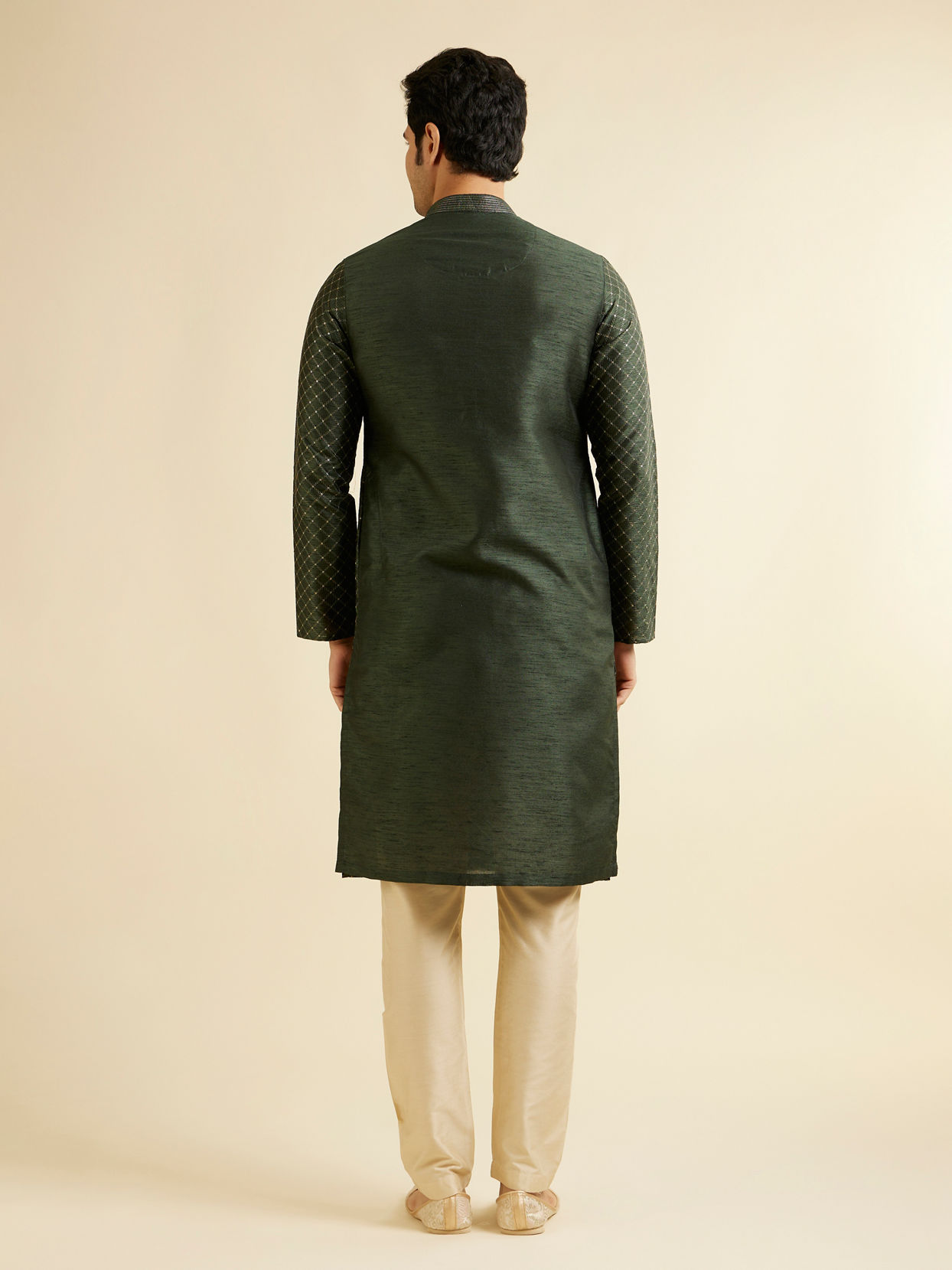 alt message - Manyavar Men Dark Green Lattice Patterned Kurta Set image number 4