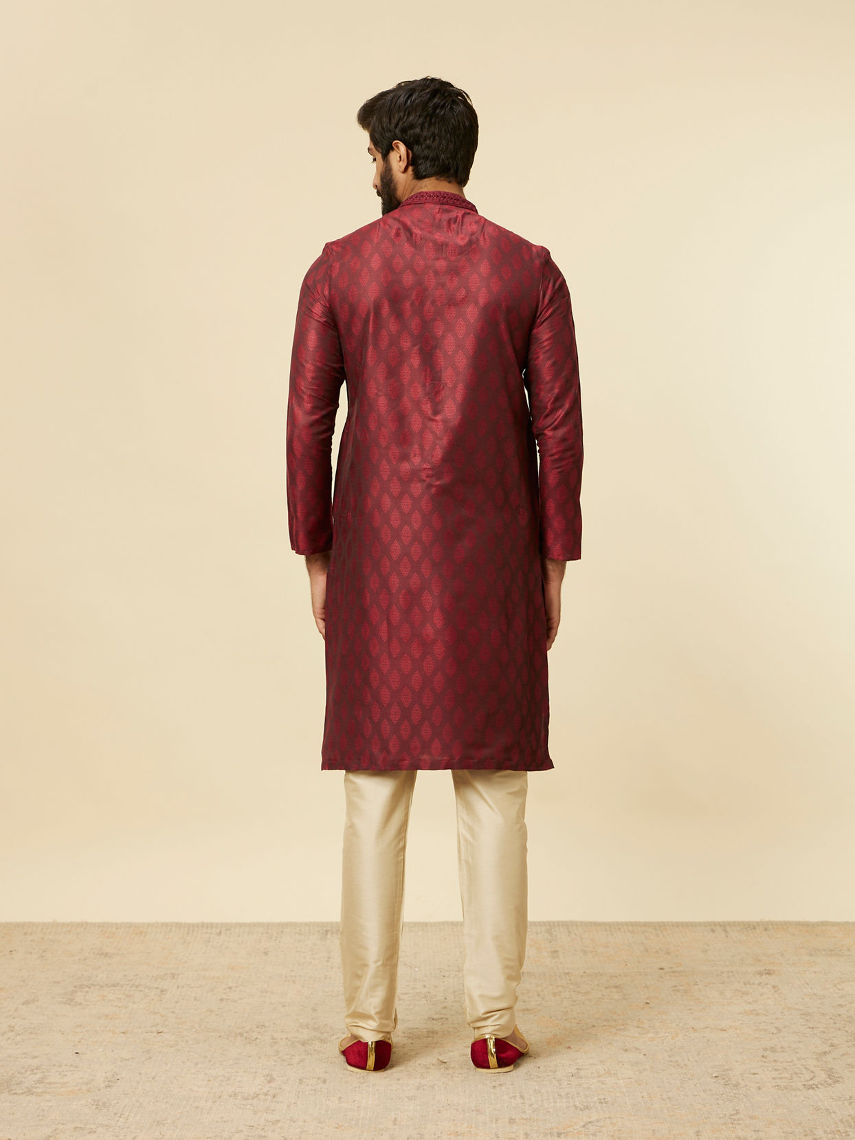 alt message - Manyavar Men Maroon Paisley Printed Kurta Set image number 5