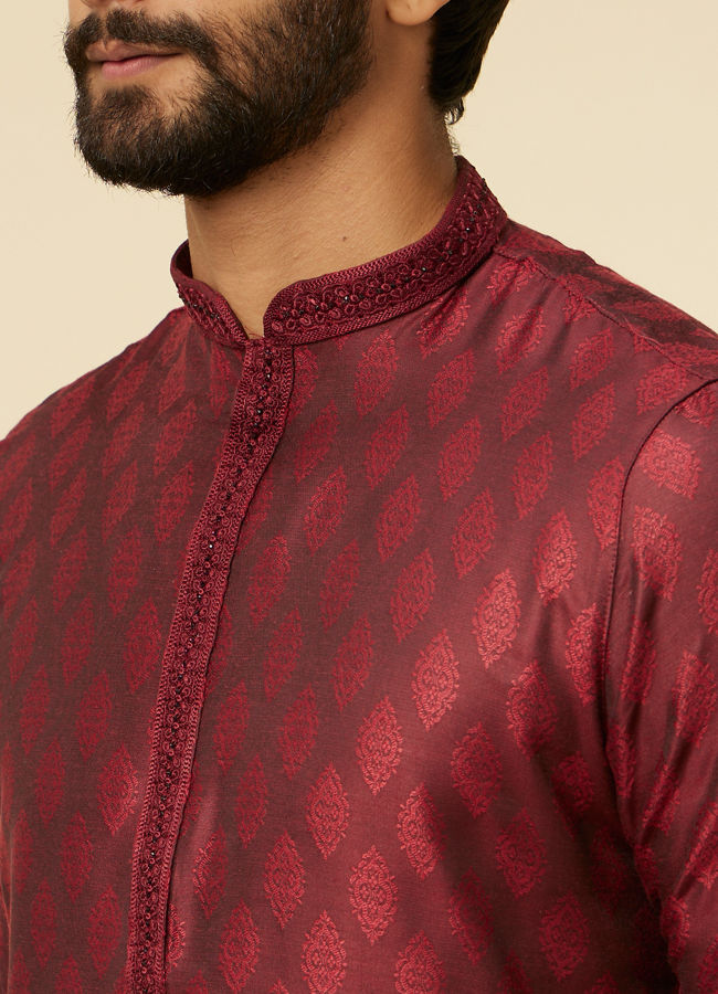 alt message - Manyavar Men Maroon Paisley Printed Kurta Set image number 1