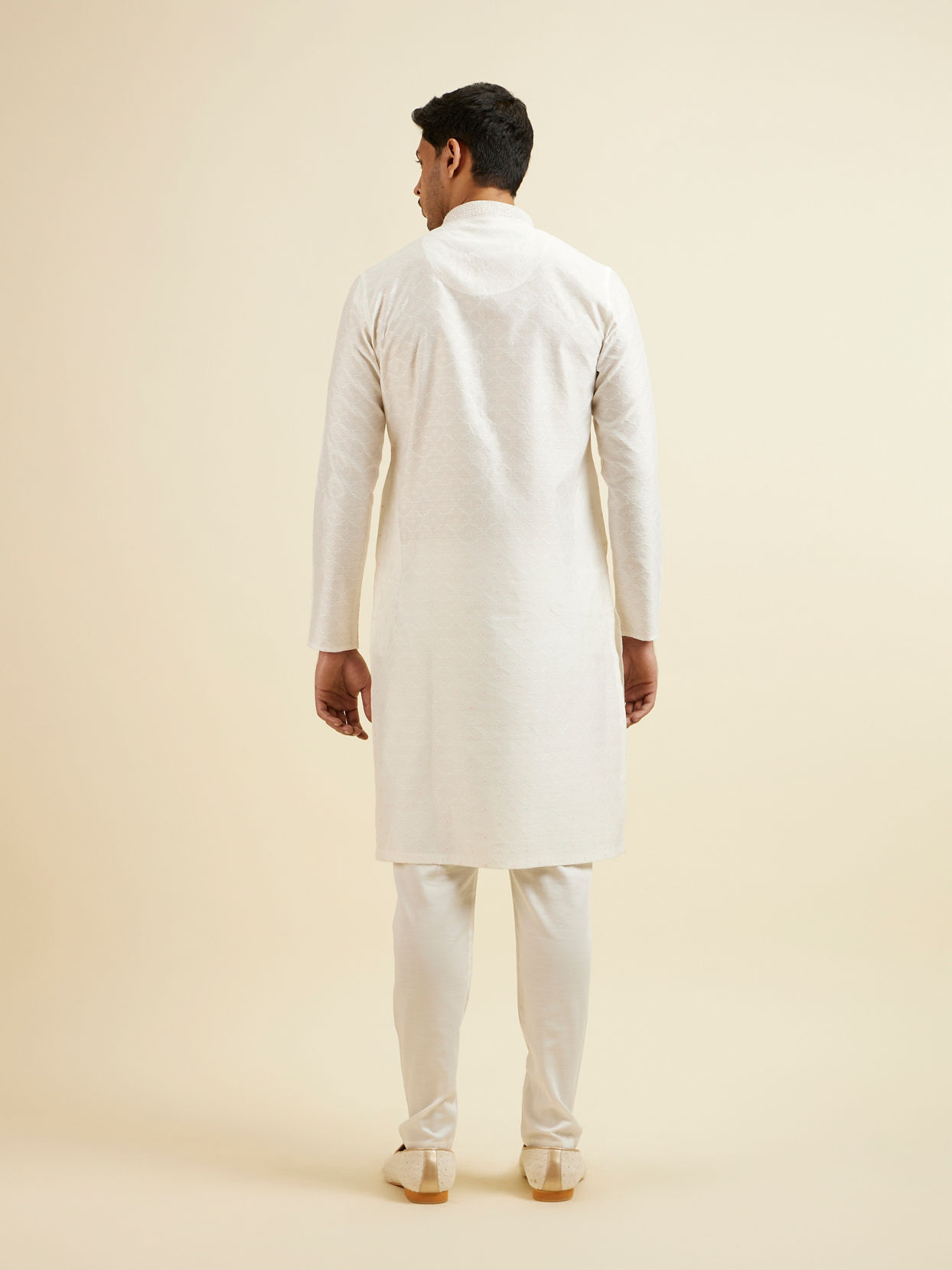 alt message - Manyavar Men White Jaal & Medallion Patterned Kurta Set image number 4