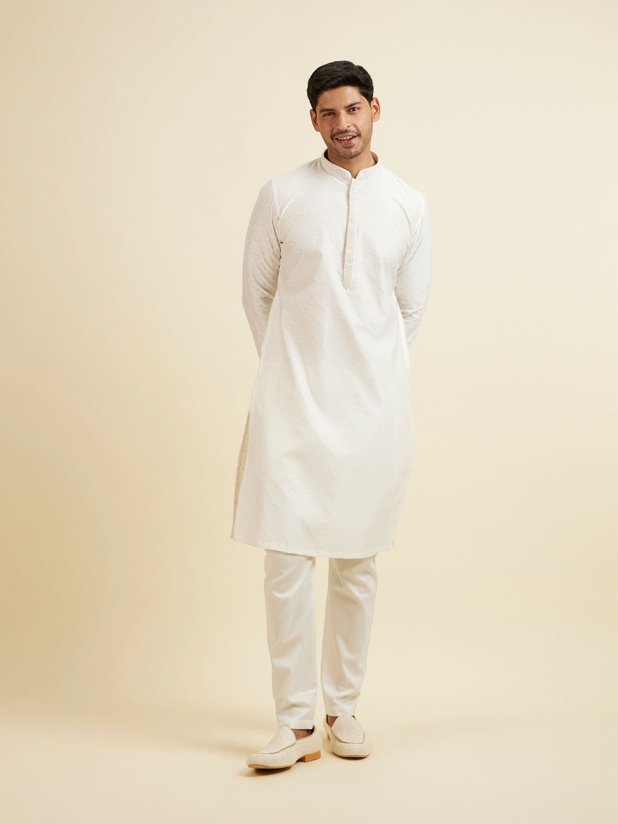 alt message - Manyavar Men White Jaal & Medallion Patterned Kurta Set image number 2