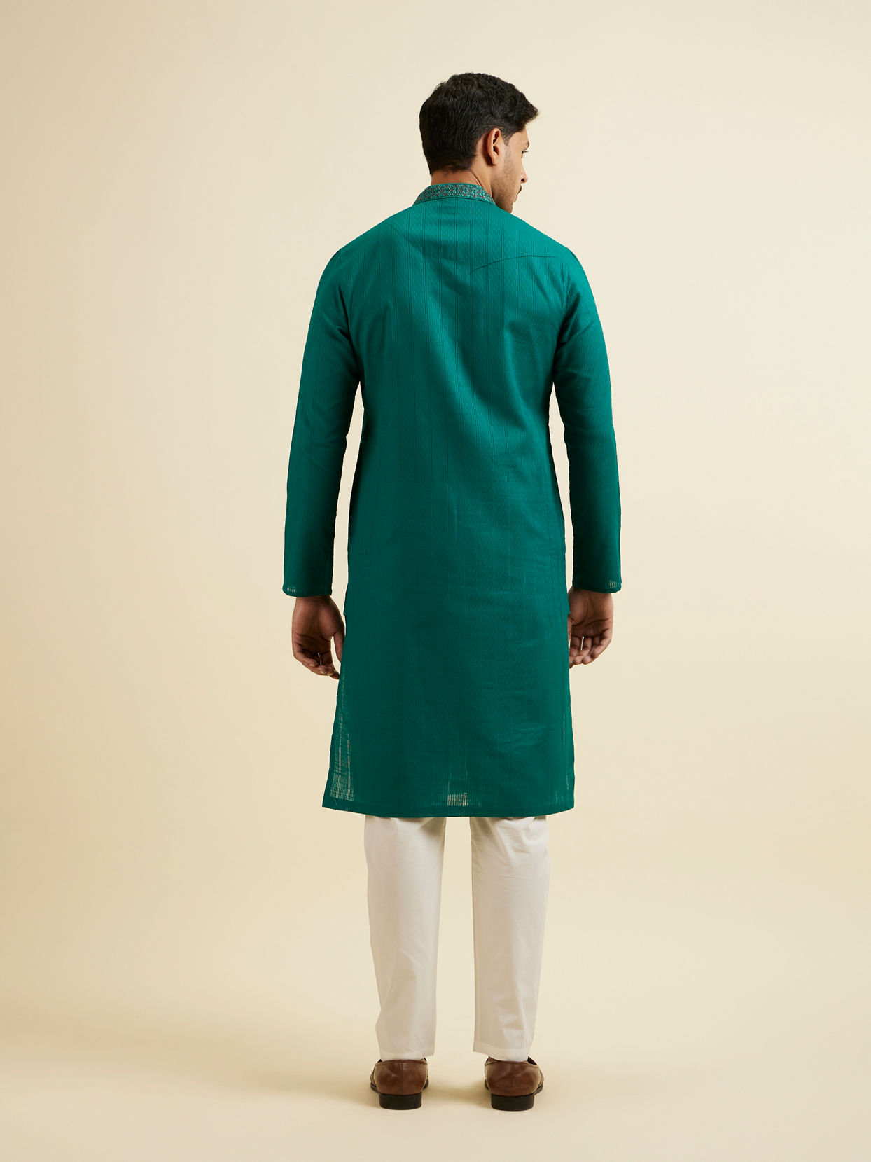 alt message - Manyavar Men Teal Green Striped Plain Kurta Set image number 4