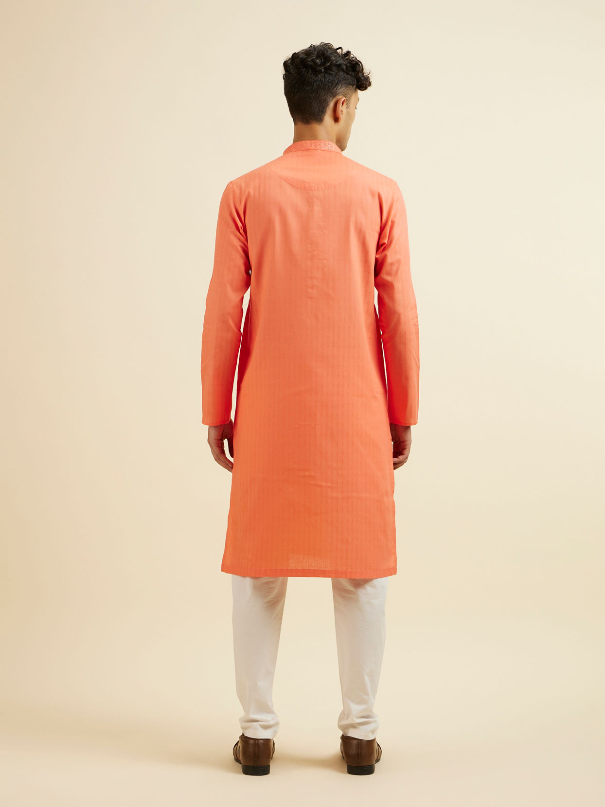 alt message - Manyavar Men Orange Plain Kurta Set image number 4