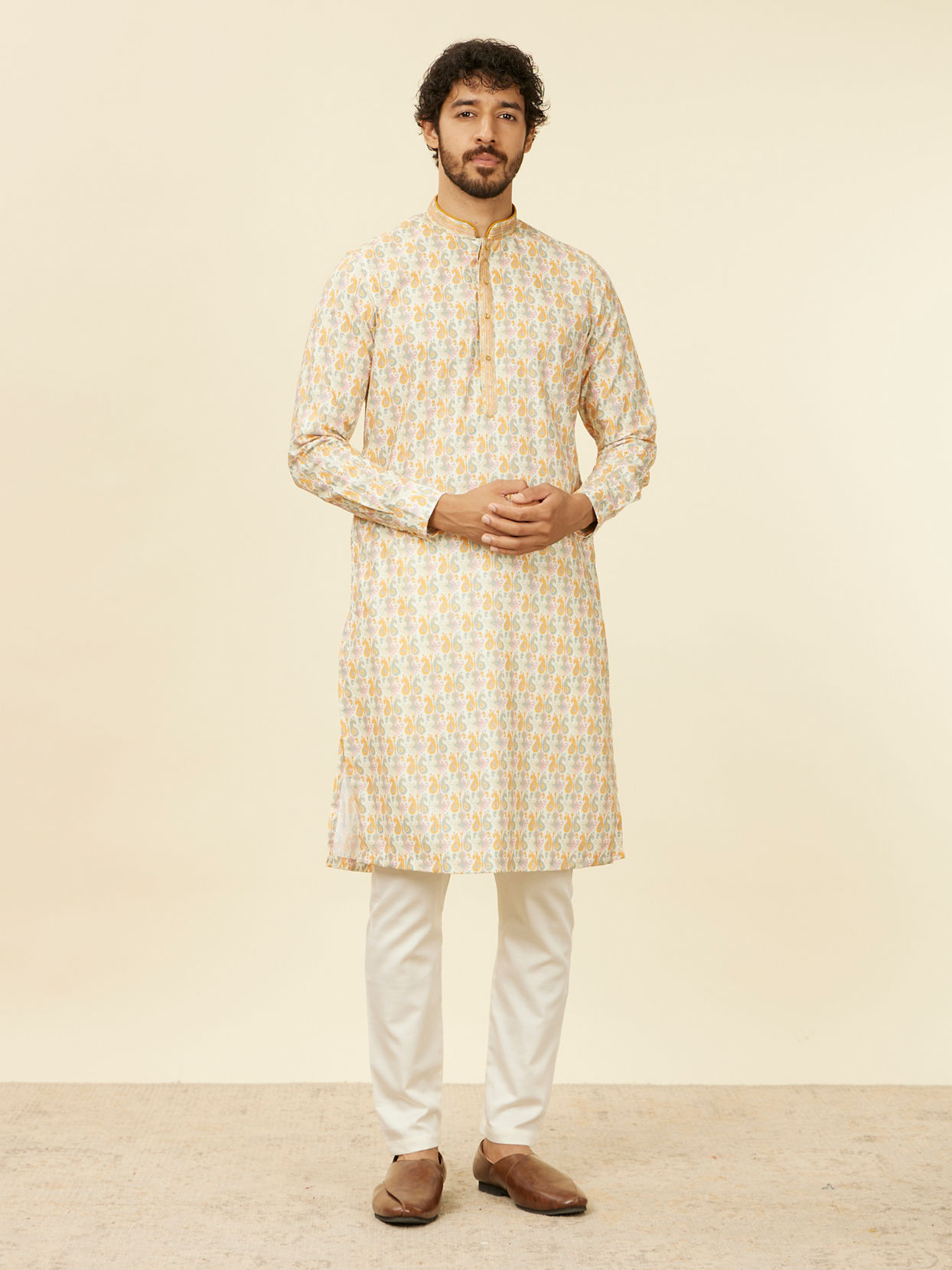 alt message - Manyavar Men Soft Beige Paisley Patterned Kurta Set image number 2