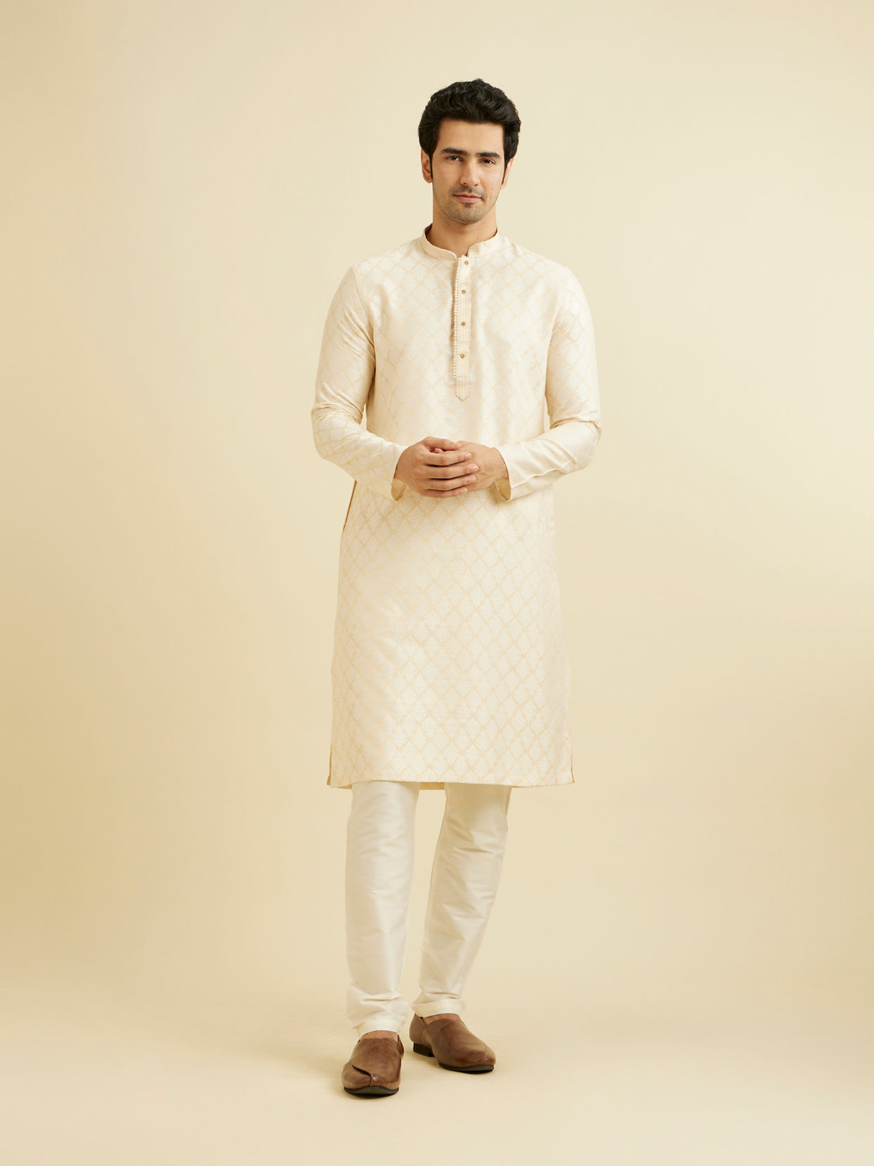 alt message - Manyavar Men Cream Beige Buta Jaal Patterned Kurta Set image number 2