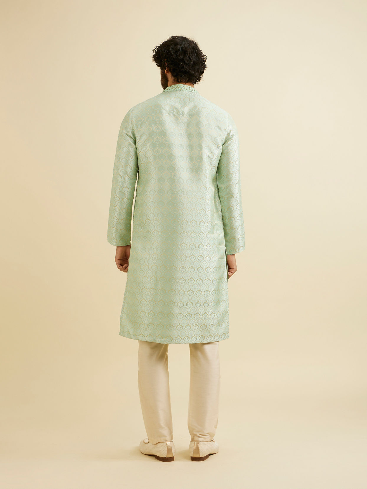 Manyavar Men Soft Green Jaal Patterned Kurta Set with Floral Buta Motifs image number 5