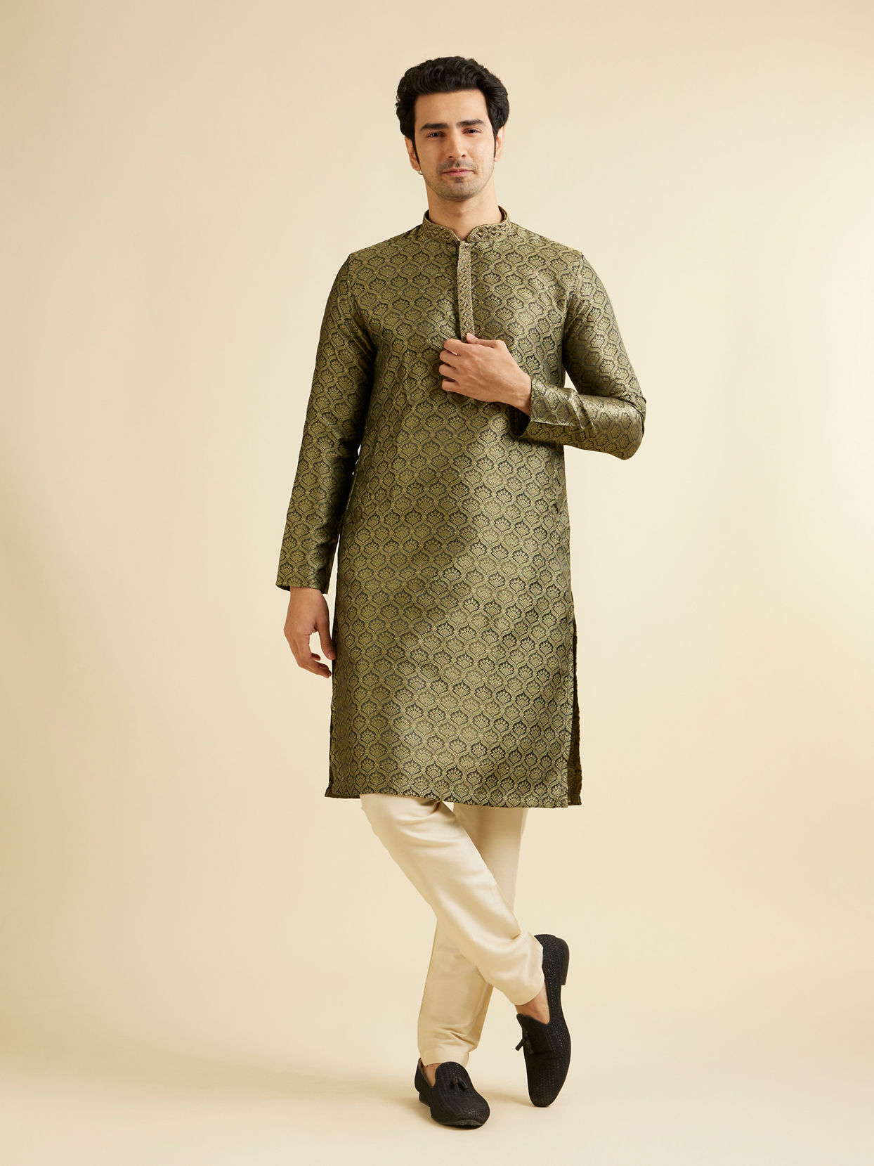 alt message - Manyavar Men Olive Green Jaal Patterned Kurta Set with Floral Buta Motifs image number 2