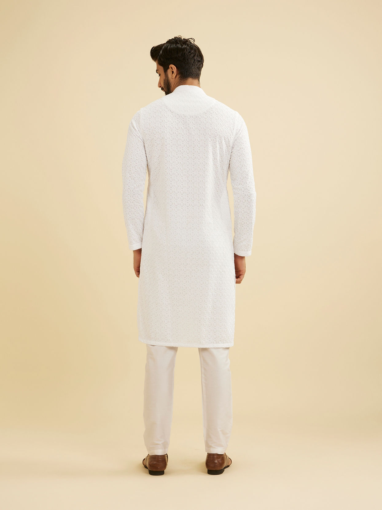 Manyavar Men Elegantly Crafted White Kurta Pajama image number 5