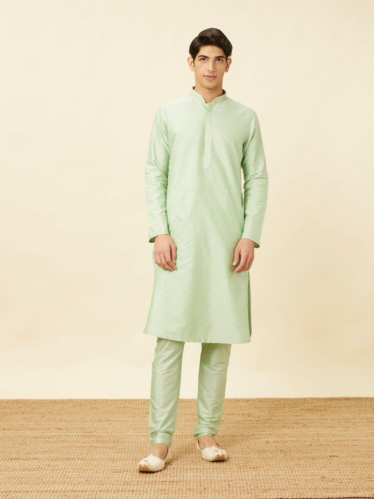 alt message - Manyavar Men Summer Green Embellished Kurta Set image number 2