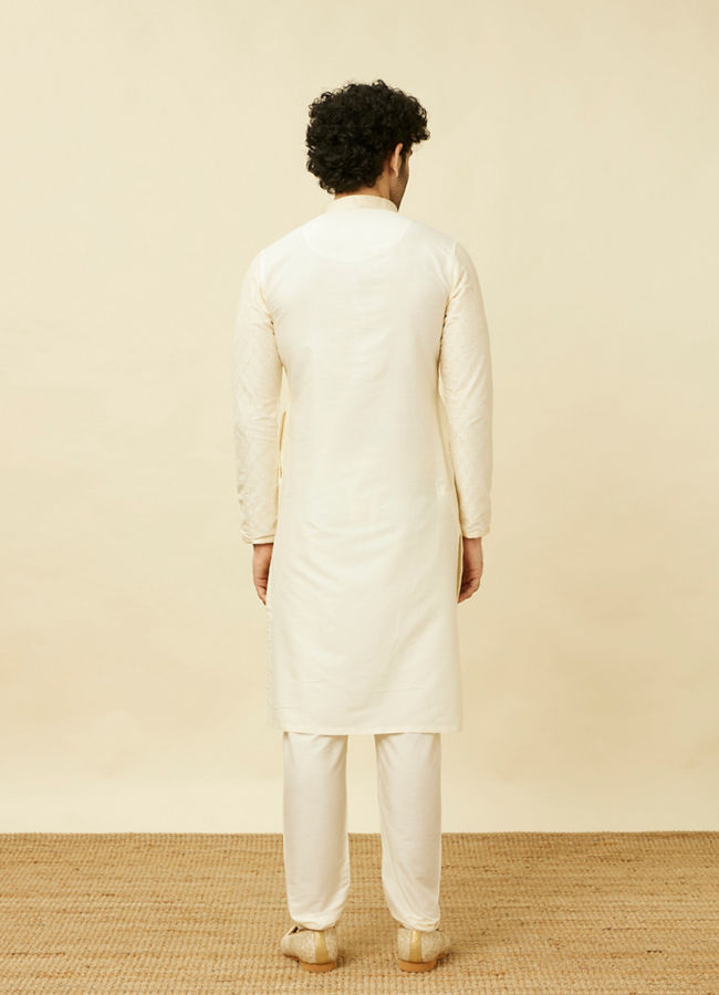 alt message - Manyavar Men Pearled Ivory White Ogee Patterned Kurta Set image number 5