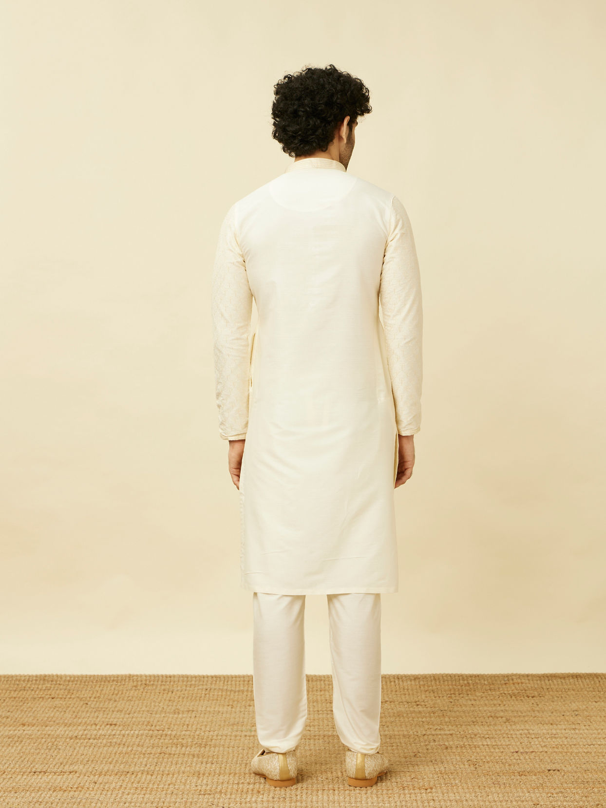 alt message - Manyavar Men Pearled Ivory White Ogee Patterned Kurta Set image number 5