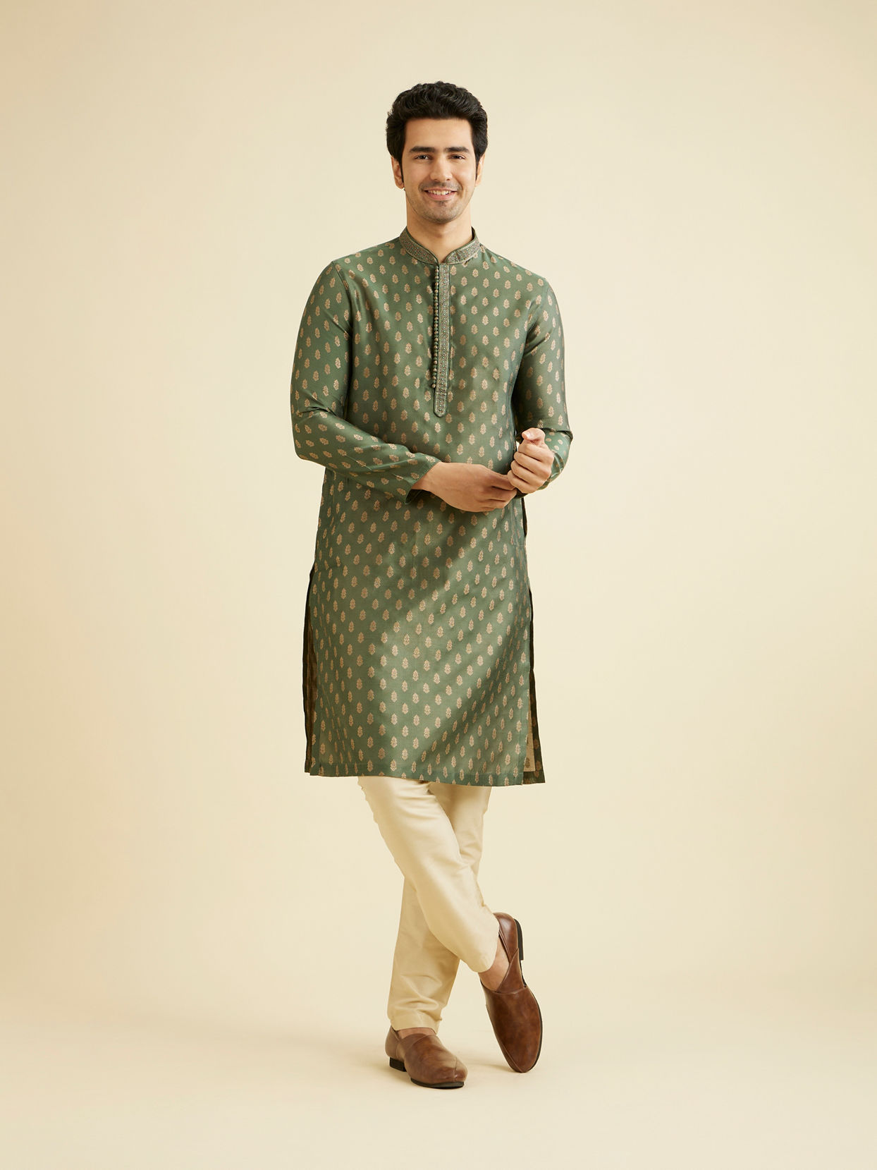 alt message - Manyavar Men Bottle Green Kurta Set With Golden Motifs image number 2