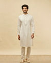 alt message - Manyavar Men Off White Kurta Set image number 2