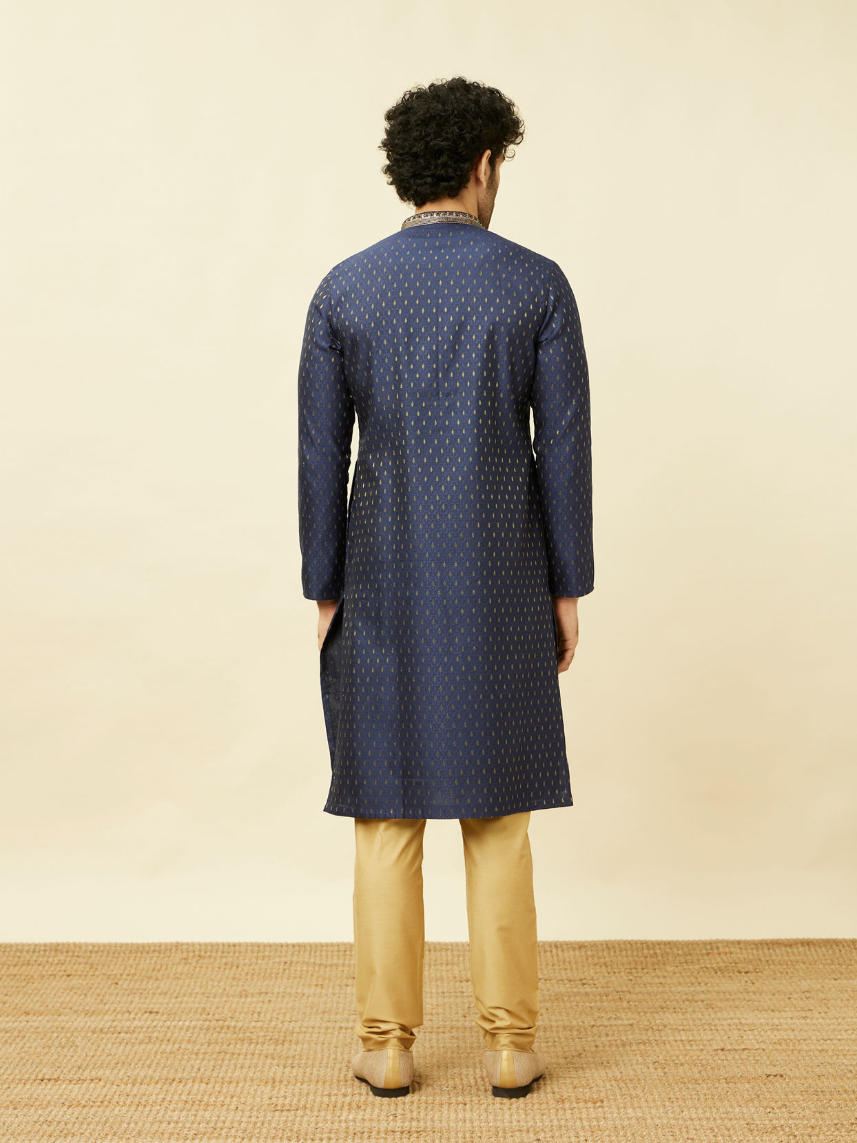 alt message - Manyavar Men Royal Blue Drop Patterned Kurta Set image number 5