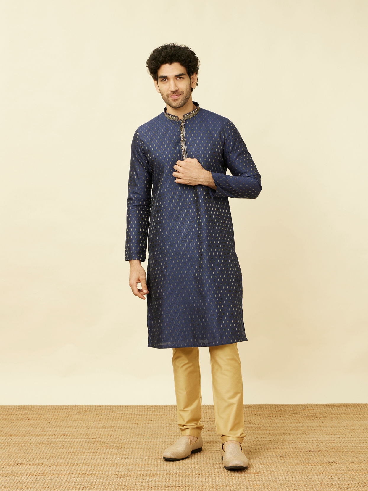 alt message - Manyavar Men Royal Blue Drop Patterned Kurta Set image number 2