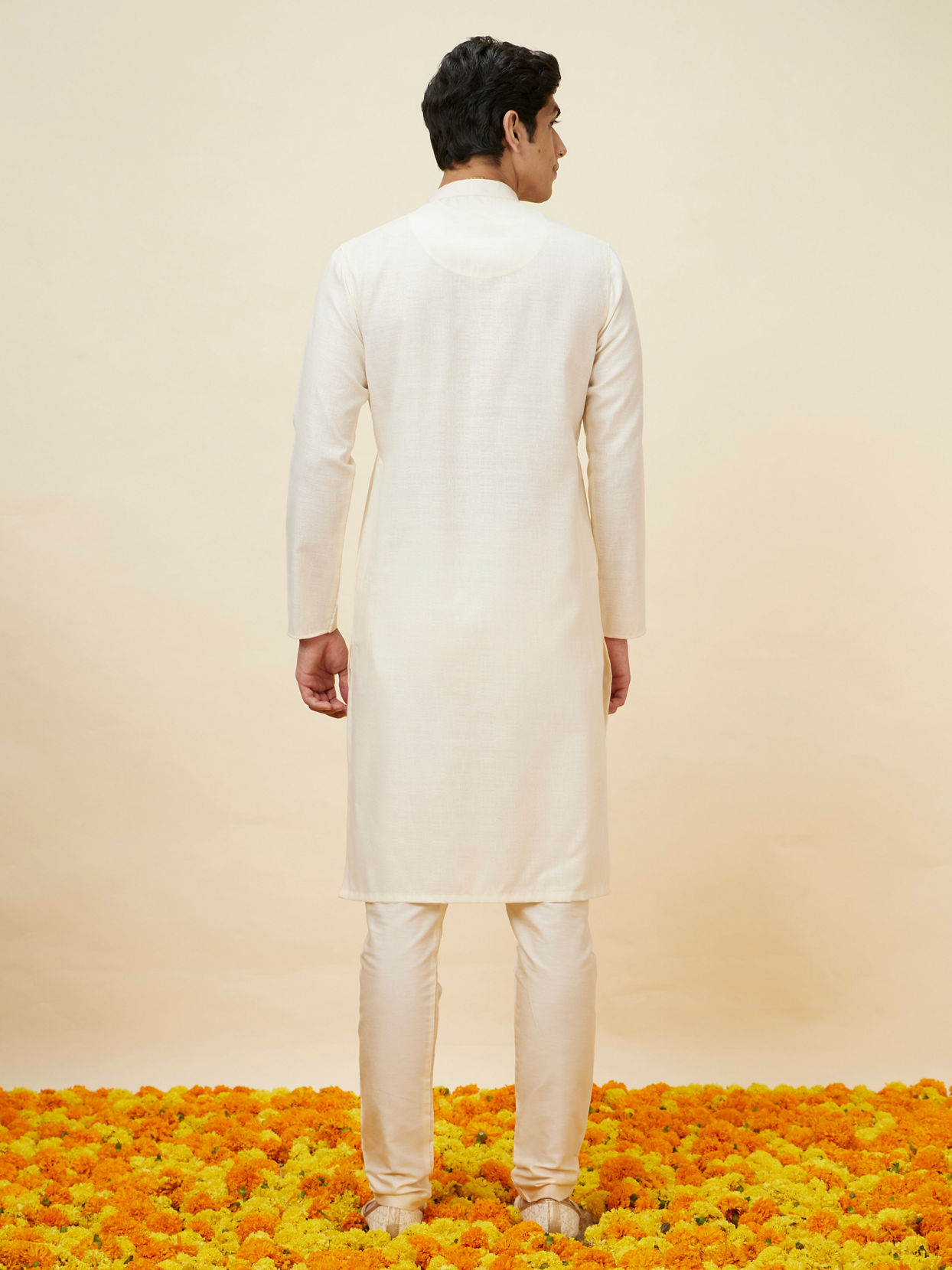 alt message - Manyavar Men Seashell White Embroidered Neckline Kurta Set image number 5